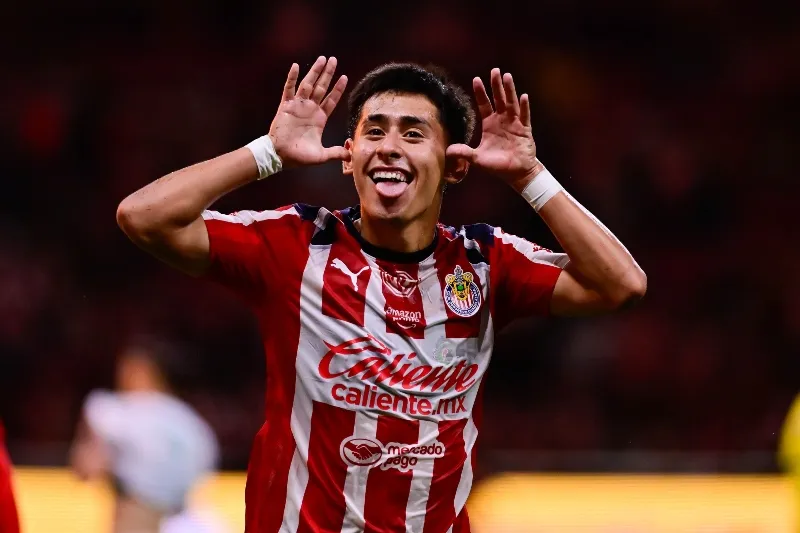 Santiago Sandoval celebra uno de sus goles con Chivas | MEXSPORT