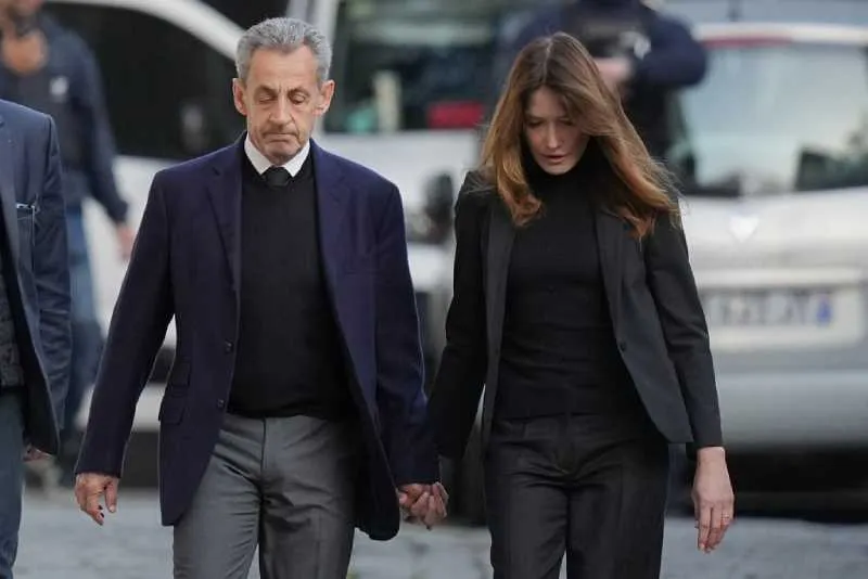 Sarkozy estuvo acompañado de su esposa en todo momento/AP