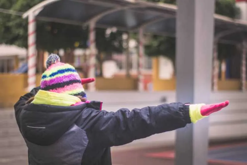 Los alumnos podrán llevar ropa extra para abrigarse del frío/Pixabay