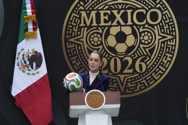 Sheibaum con el balón del Mundial 2026 | AP