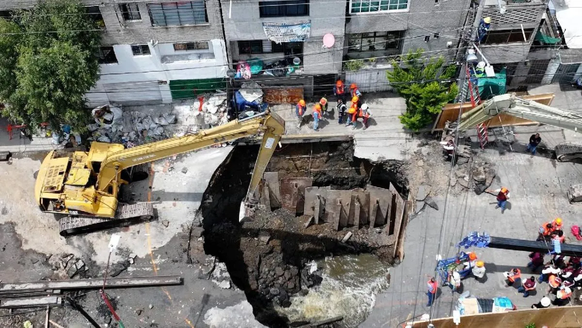 La oquedad creció y ahora 10 metros de diámetro y más de 8m de profundidad/X