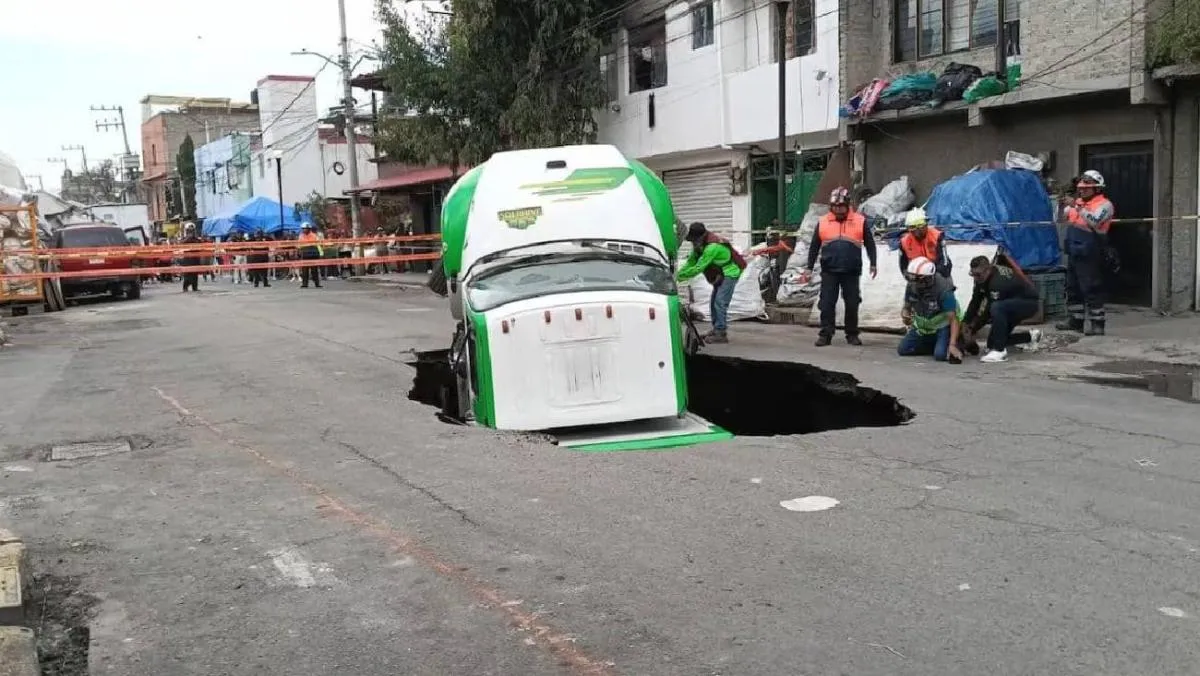 El sábado pasado un camión de Jarritos cayó en un socavón/X