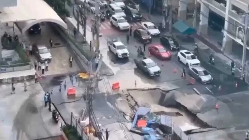 Automovilistas huyeron antes de caer en el socavón/X