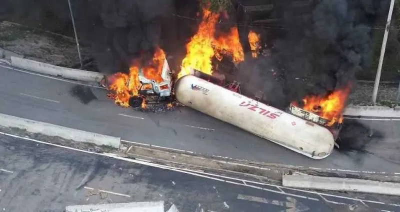 La pipa cargada con casi 50 mil litros de gas volcó y luego explotó/X