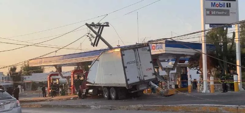 El accidente se dio justo frente a una gasolinera/X