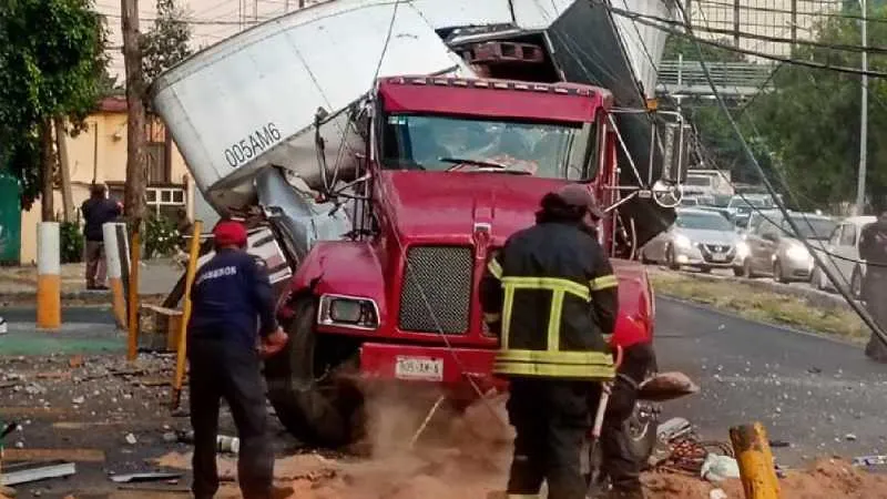 El poste evitó que el camión llegara hasta la gasolinera/X