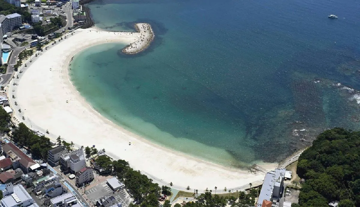 El agua del mar comenzó a alejarse de las orillas de las playas/AP