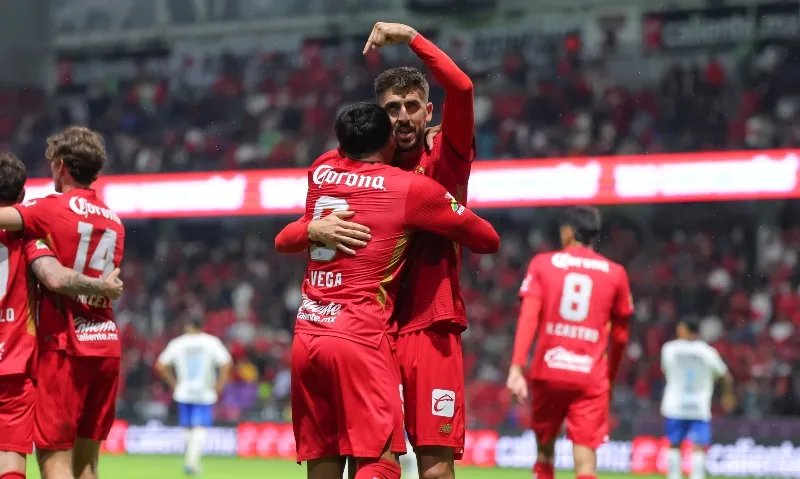 Alexis Vega y Paulinho celebran un gol