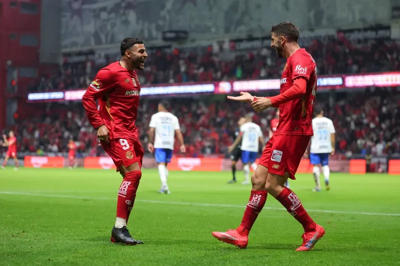Alexis Vega y Paulinho celebran un gol
