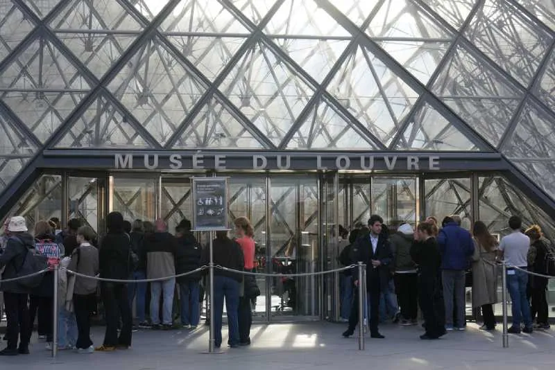 El Museo del Louvre ya reabrió tras el robo que sufrió/AP