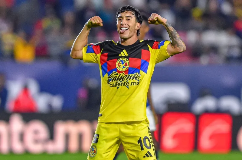 Zendejas festeja un gol con América | IMAGO7