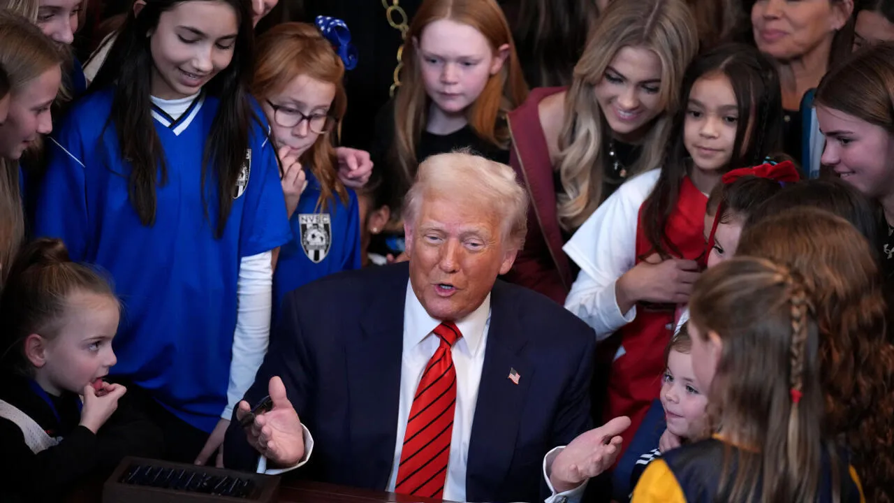 Donald Trump recientemente ha prohibido a personas transgénero participar en deporte femeninos / France24