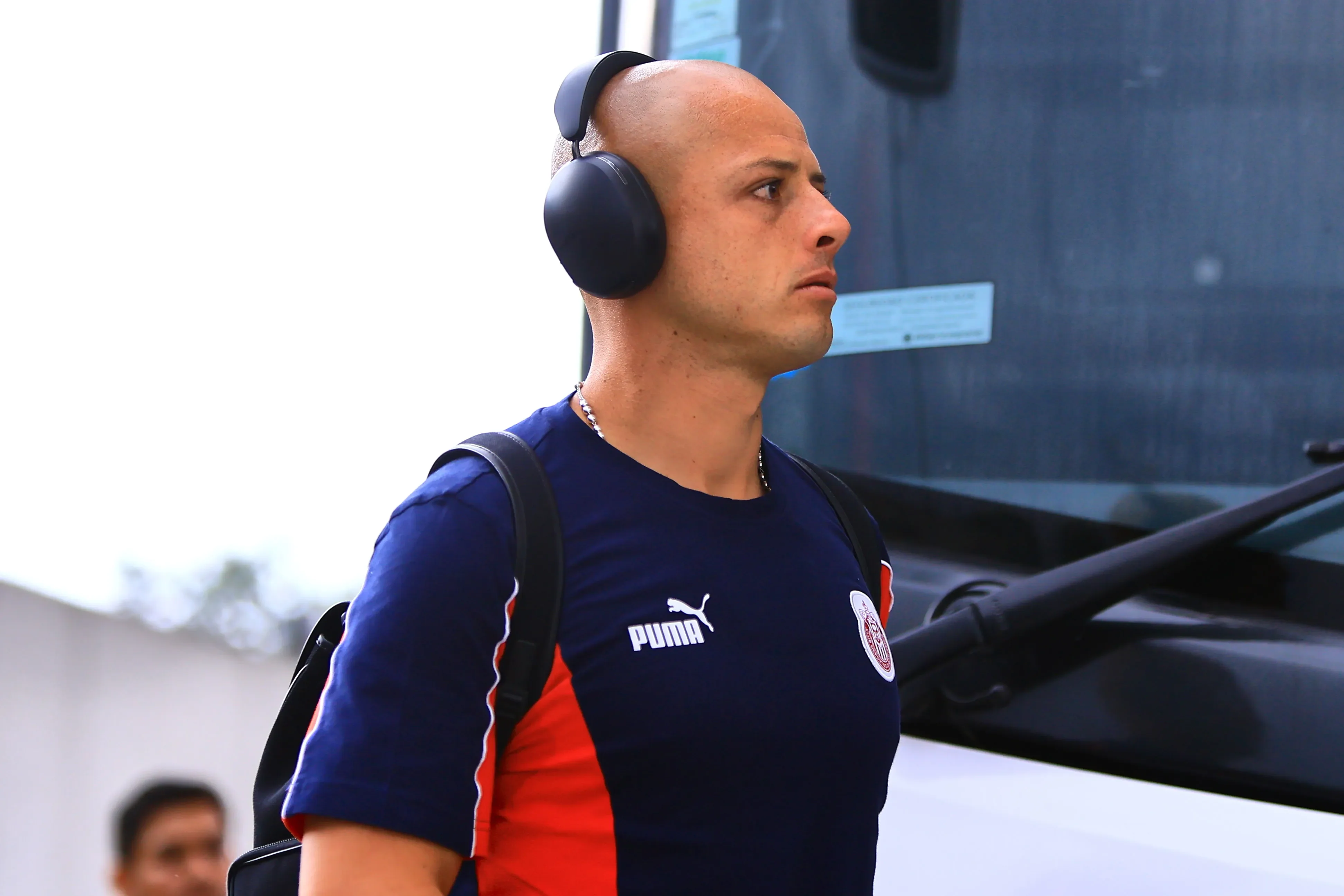 Chicharito puede salir de Chivas