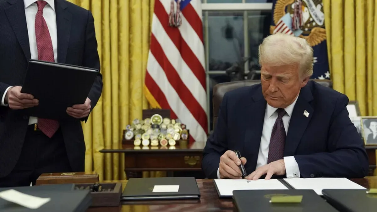 Donald Trump firmando ordenes el día de ayer en su oficina / Yahoo