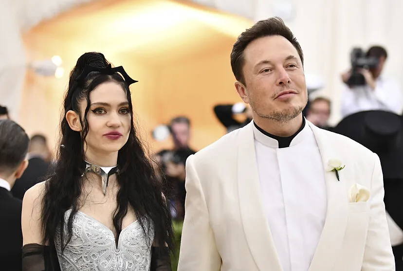 Elon Musk y Grimes en la alfombra de la MET Gala