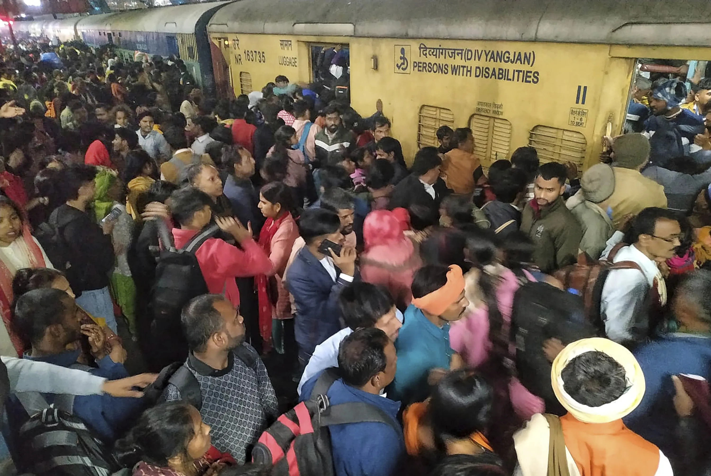 Estampida en una estación de Nueva Delhi el día de hoy / Mundo