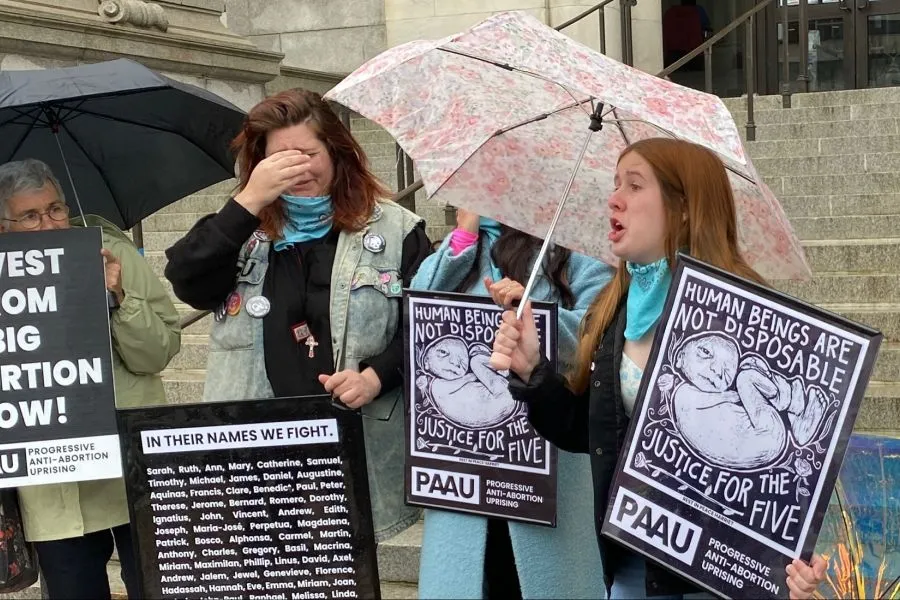 Activistas pro-vidas manifestándose afuera de un centro de aborto / National Catholic Register