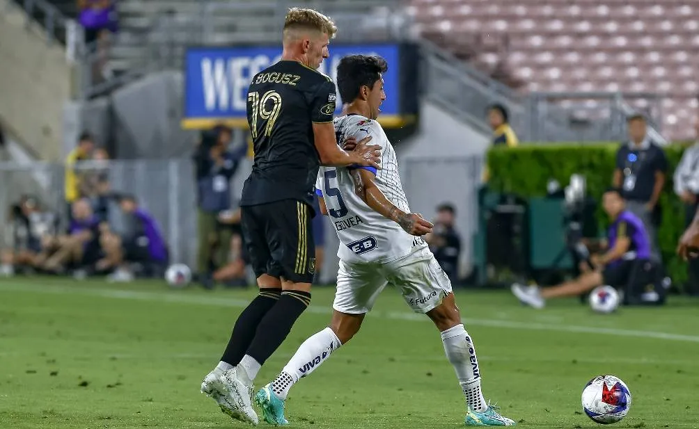 Mateusz Bogusz disputa un balón | MEXSPORT