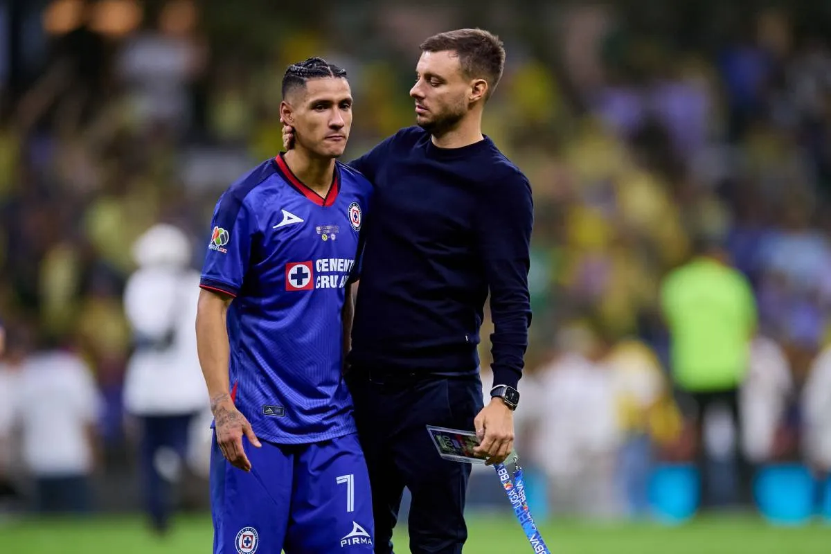 Anselmi consuela a Uriel Antuna tras la Final del Clausura 2024