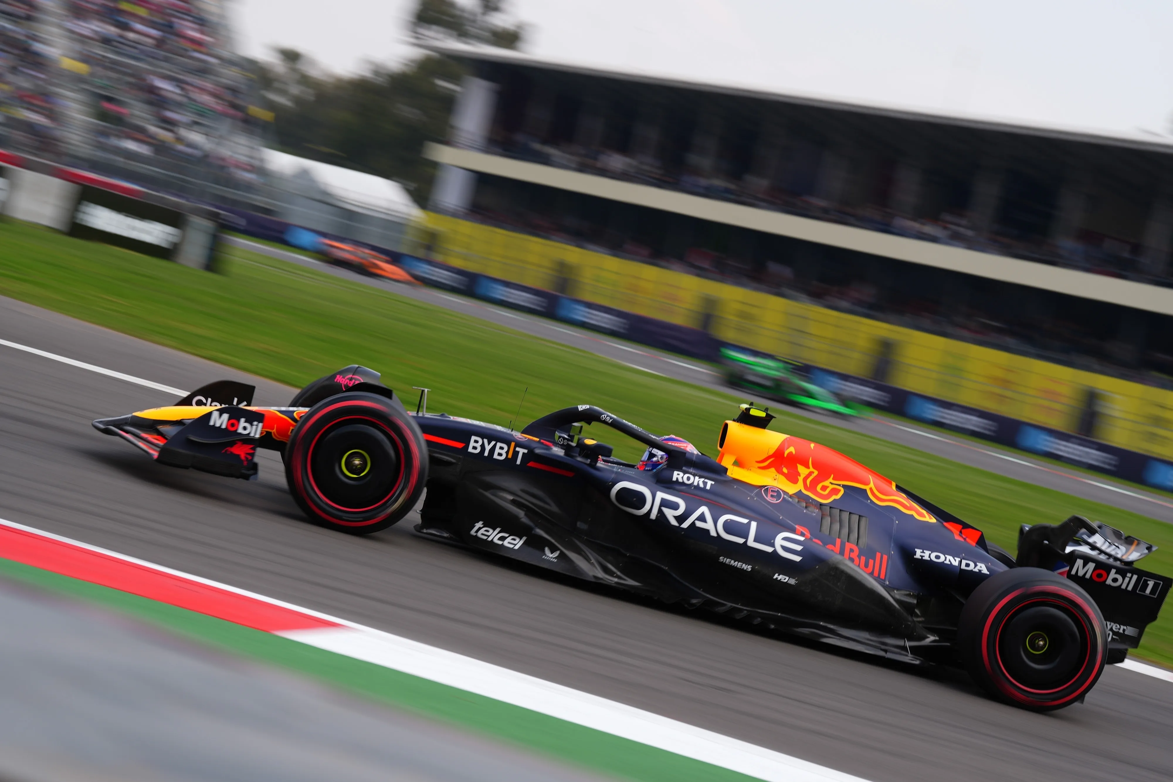 Checo Pérez se quedó sin asiento para este 2025