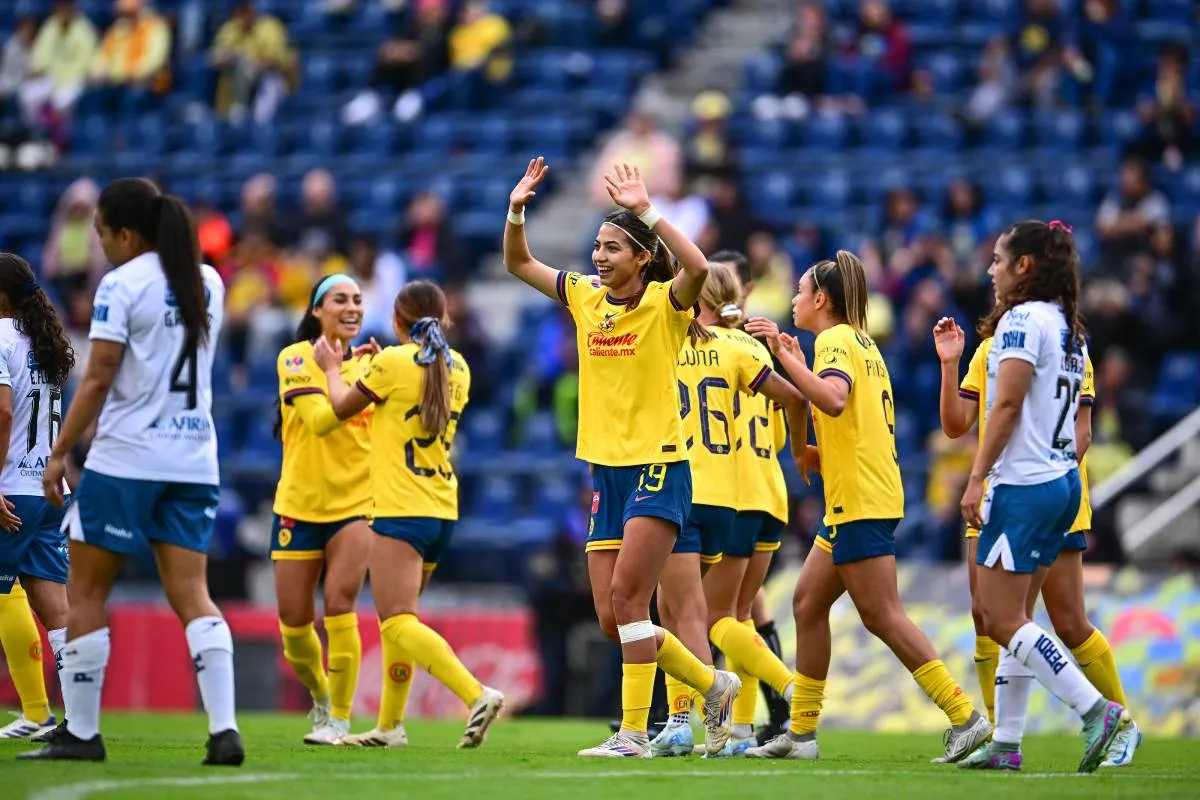 Montse Saldívar en celebración de gol con América