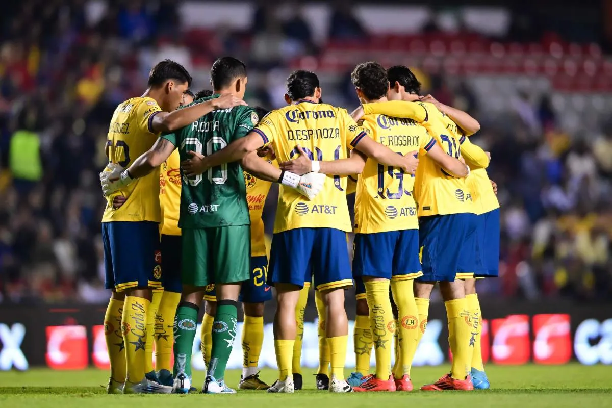 Jugadores de América previo al juego ante Gallos Blancos