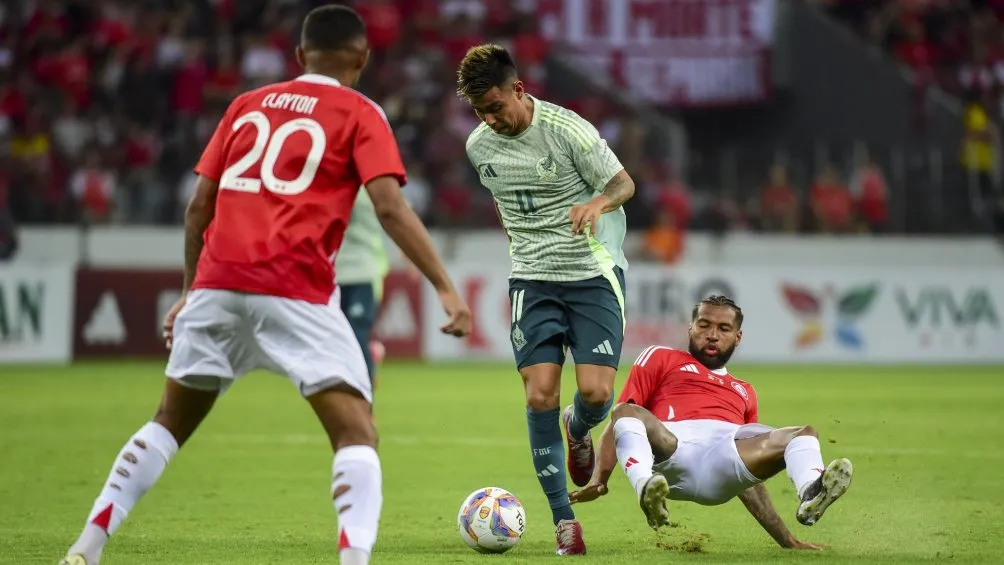 Efraín Álvarez en partido con la Selección Mexicana