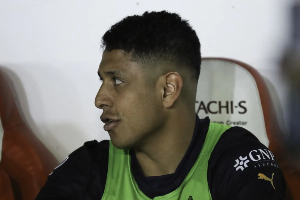 Luis Romo en la banca en el partido de Chivas ante Necaxa