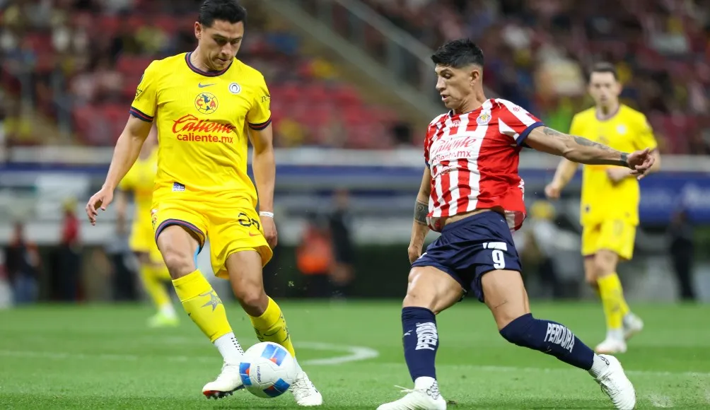 Ramón Juárez disputa el balón | MEXSPORT