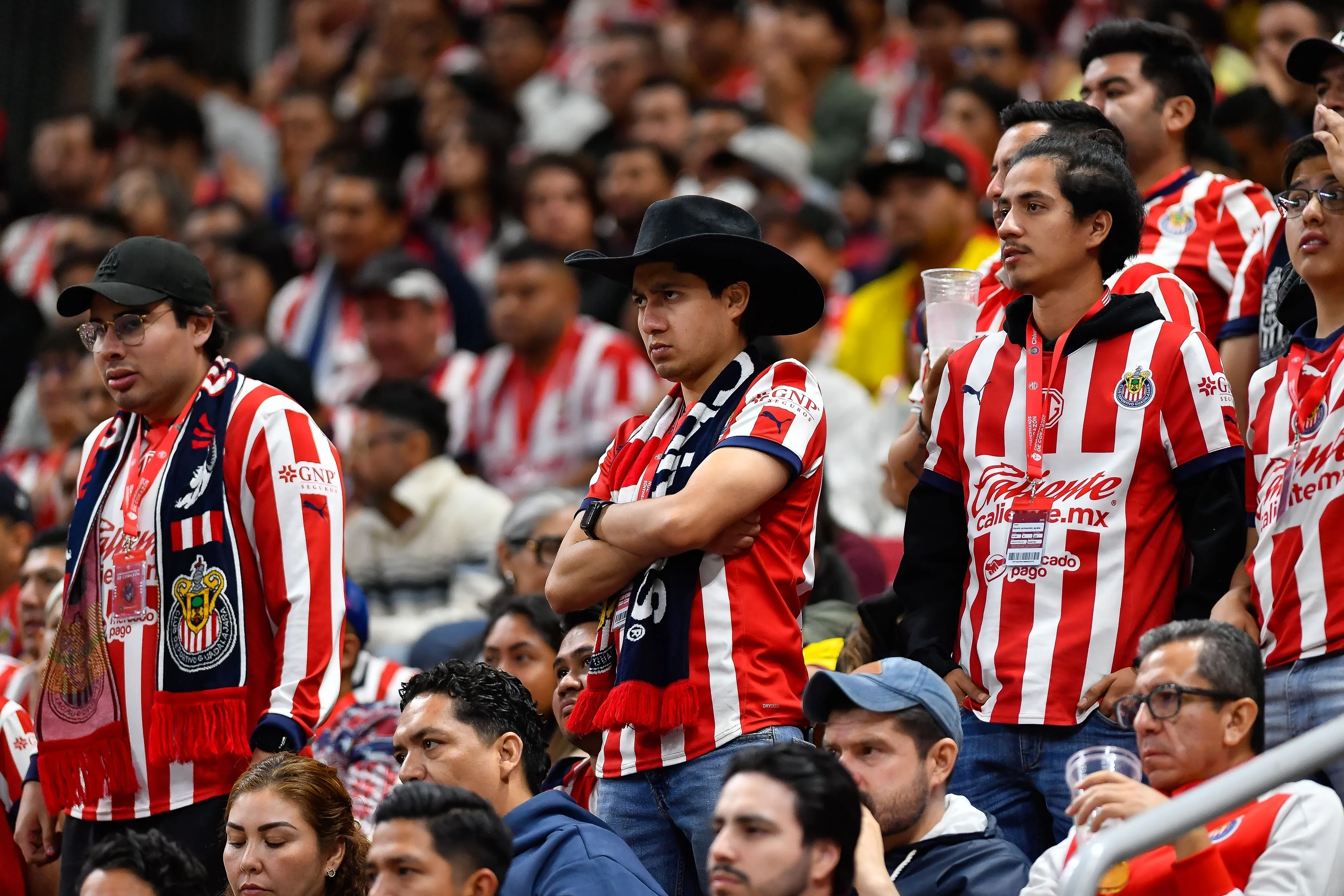 Chivas fue sancionado por la reincidencia de su afición