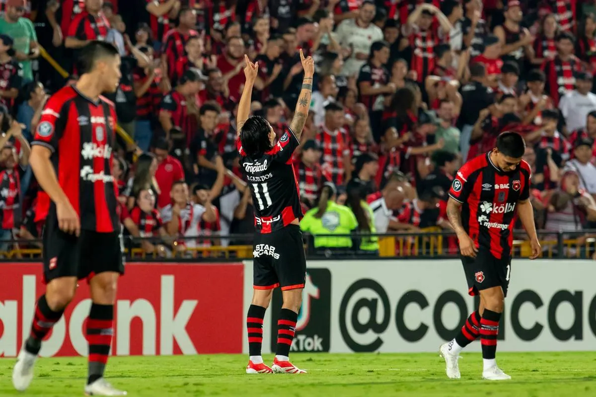 Alajuelense tomó la ventaja en el partido