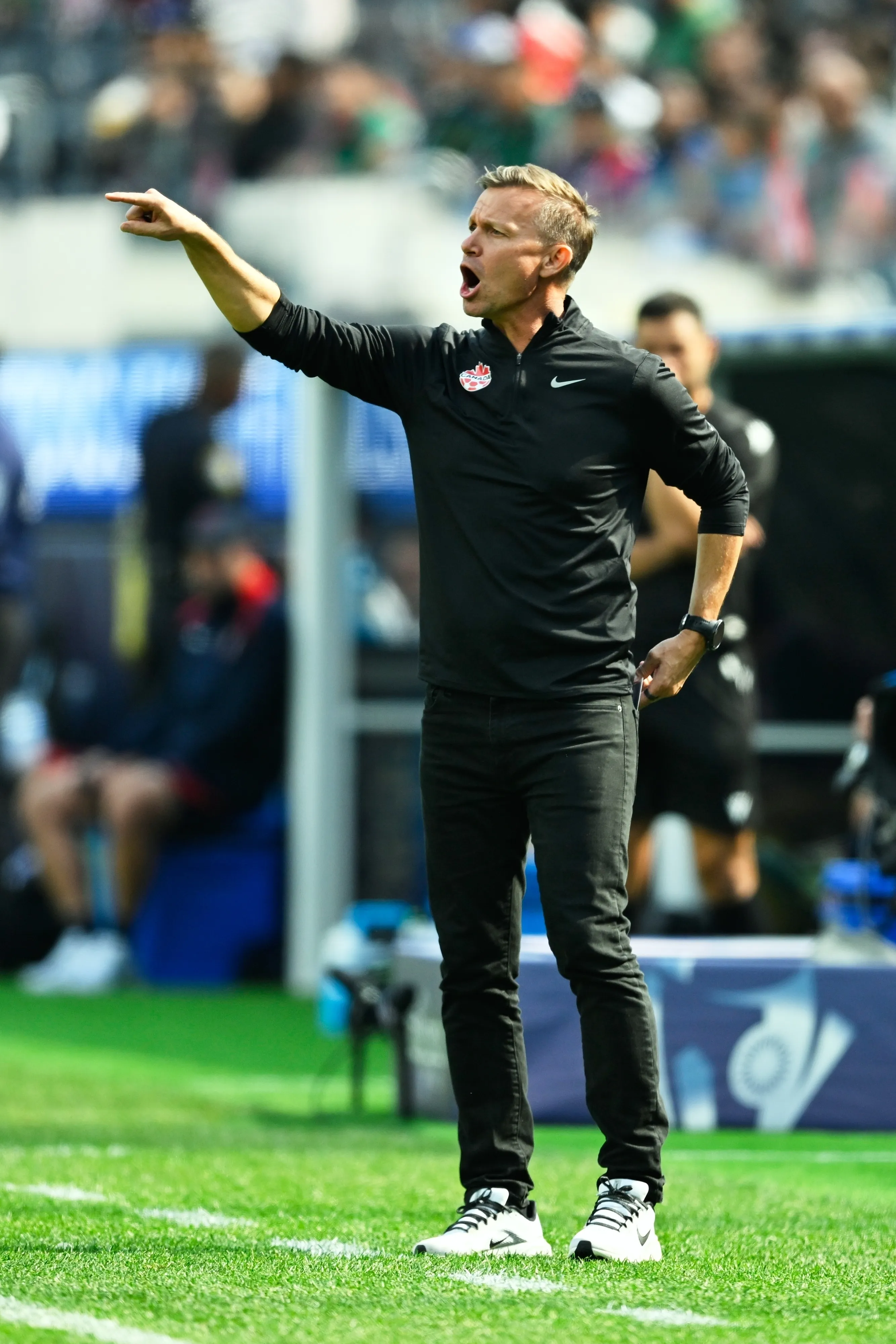 Jesse March se llevó la tarjeta roja por sus reclamos