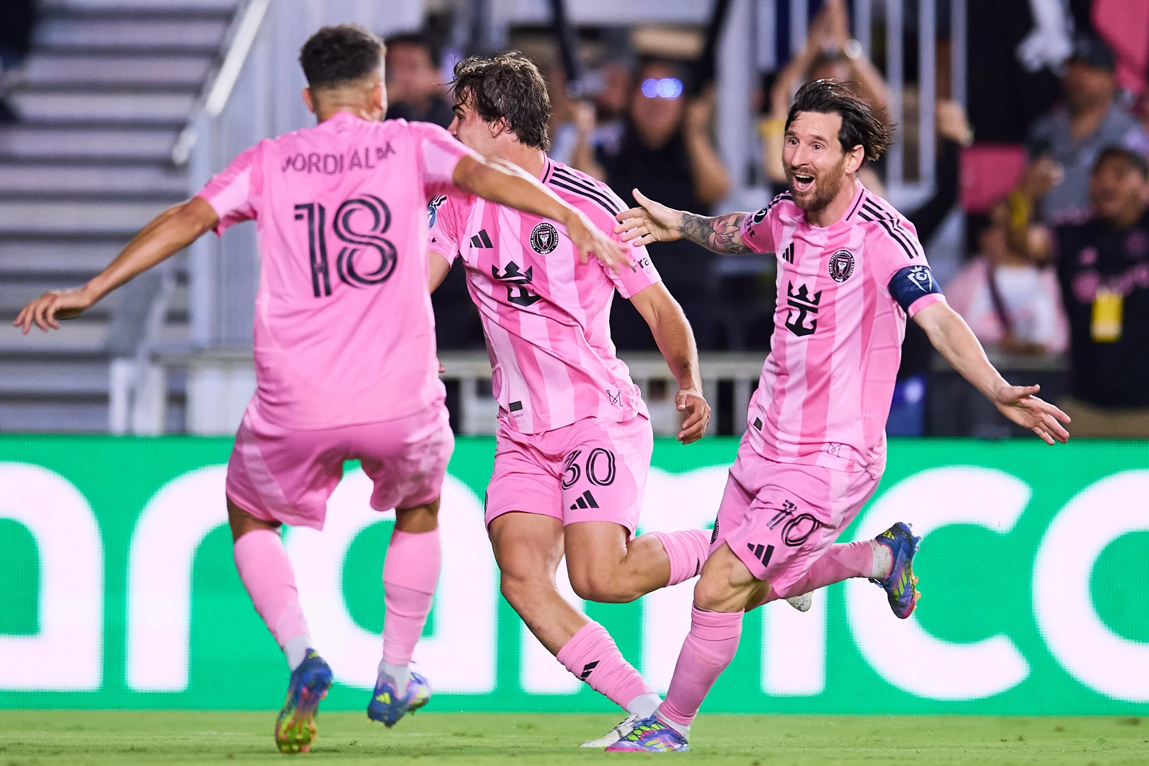 Messi y jugadores de Inter Miami festejan un gol