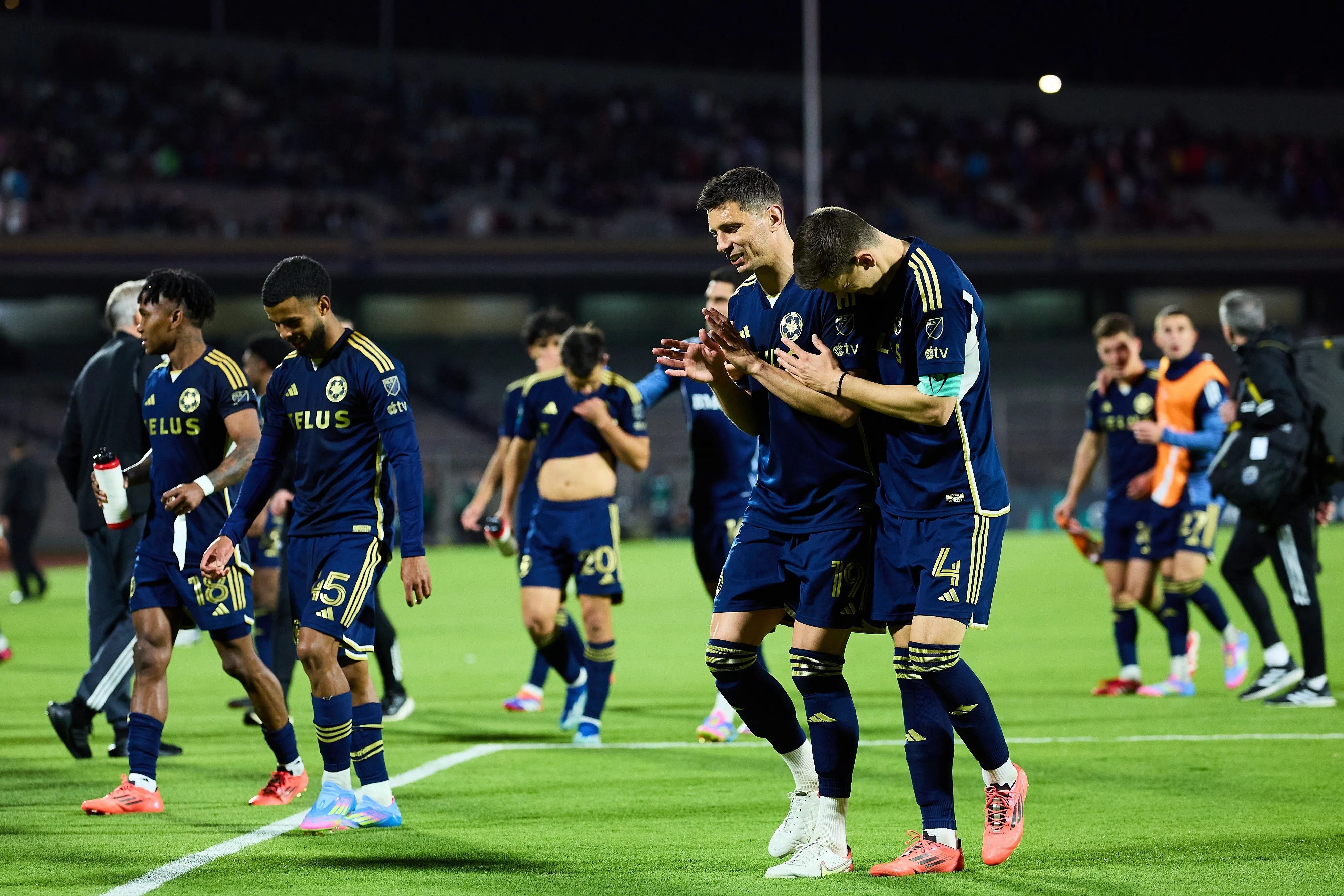Jugadores de Whitecaps festejan eliminación de Pumas