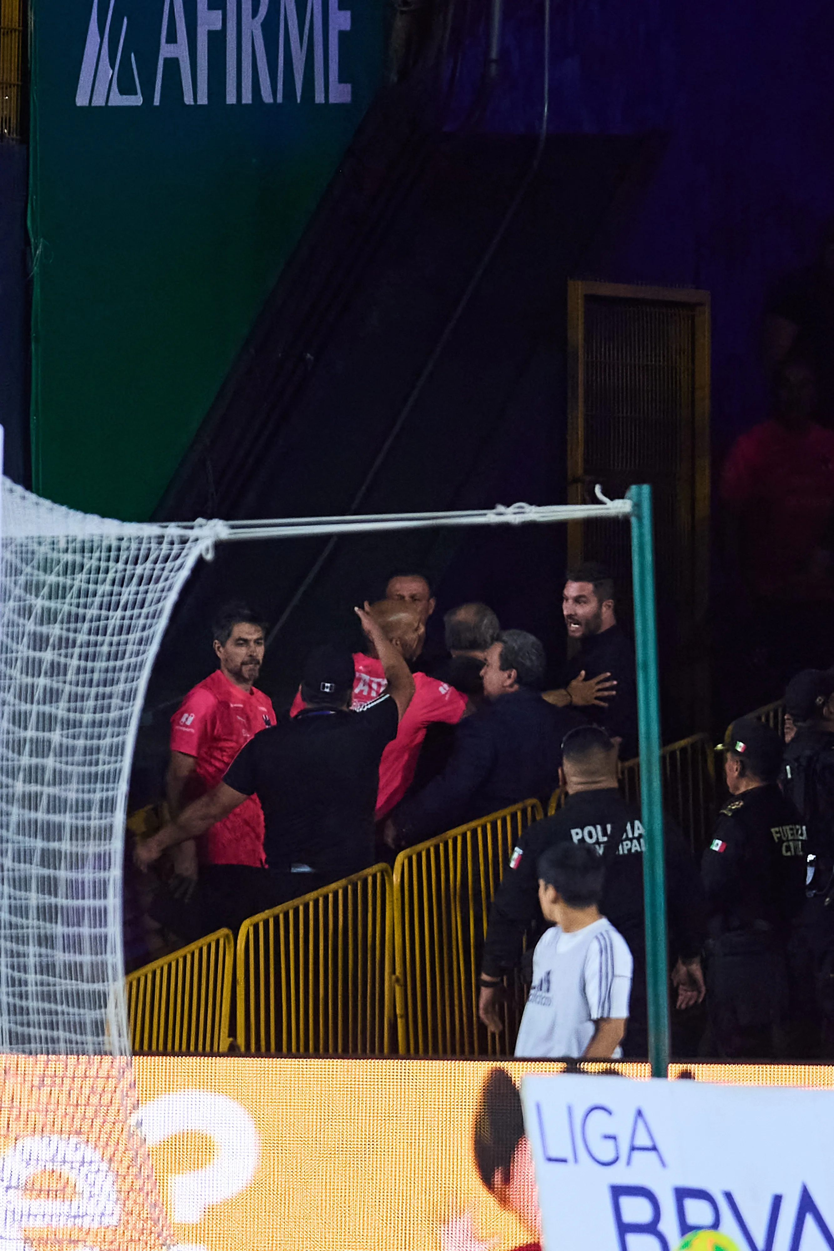 Pizarro se enganchó con el asistente de Demichelis en el túnel a vestuarios