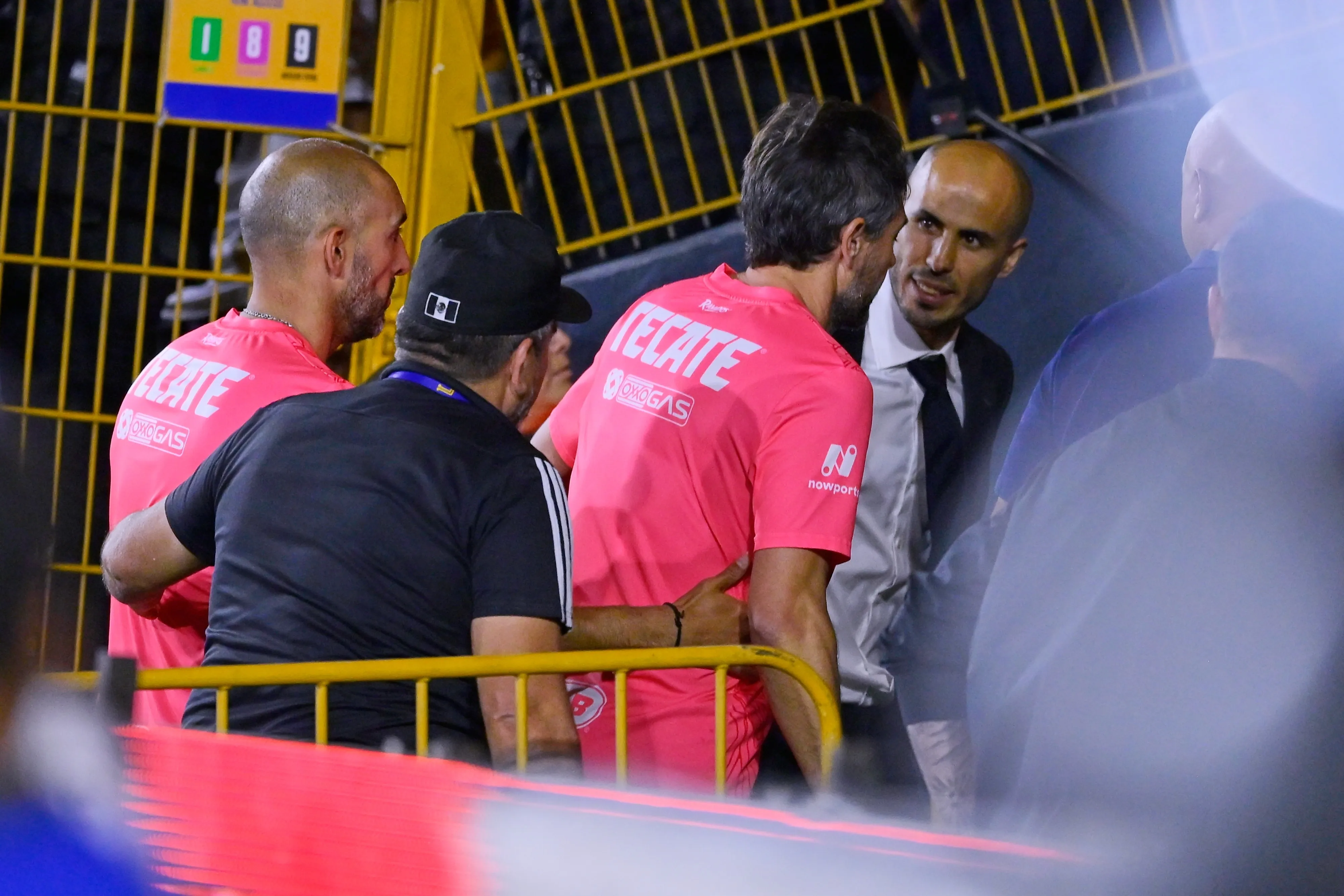 Guido Pizarro y el axiliar de Rayados se enfrentaron