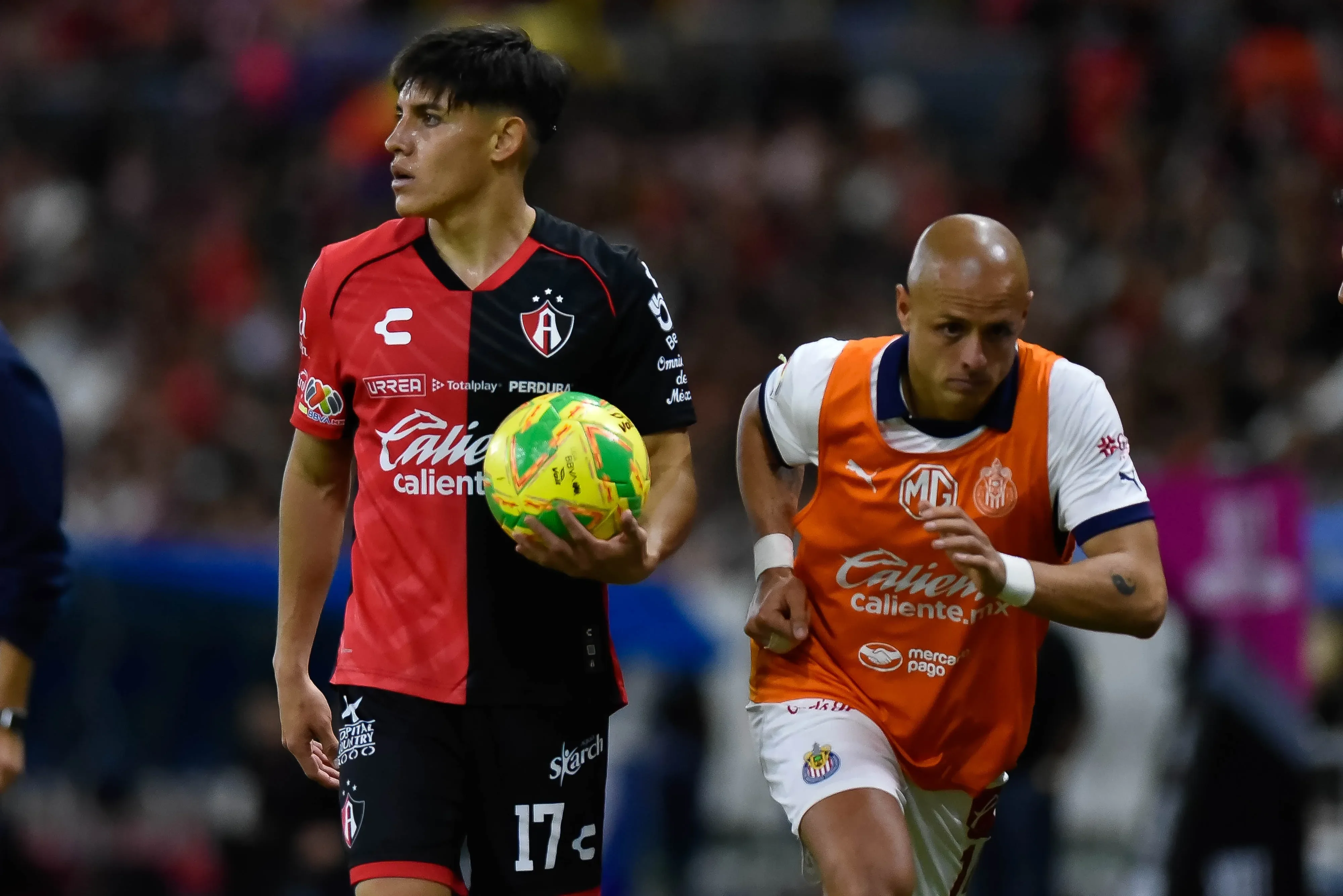 Chicharito se quedó en la banca en el Clásico Tapatío