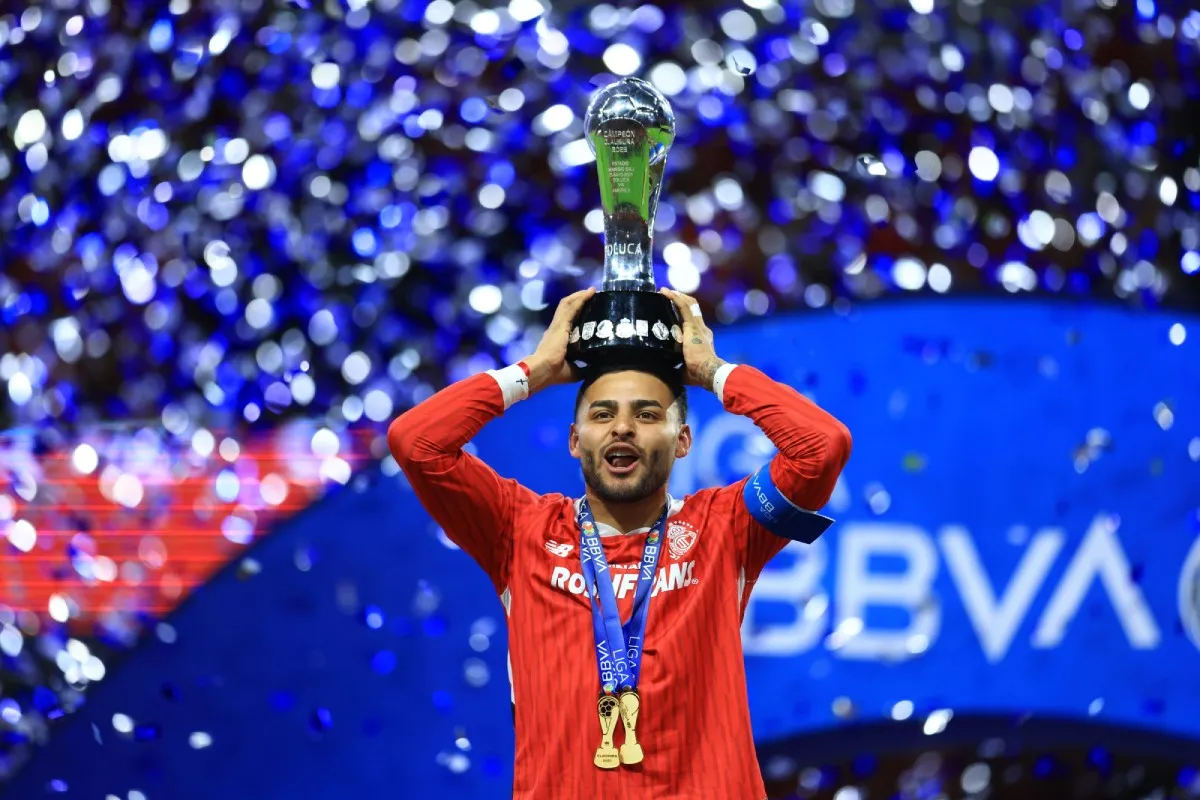 Alexis Vega con el título | MEXSPORT