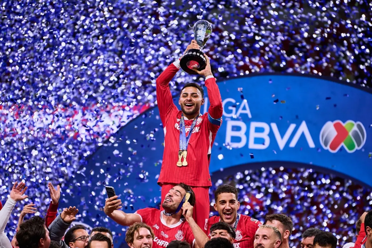 Alexis Vega con el título | MEXSPORT