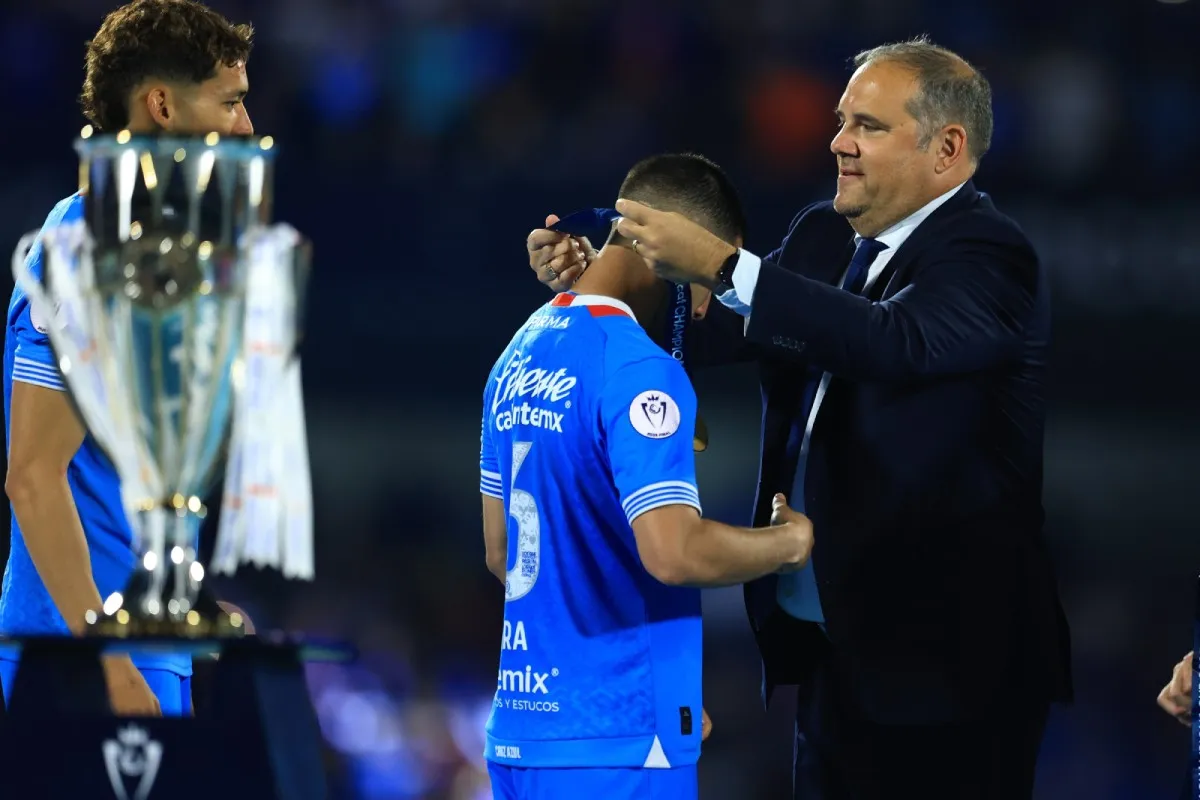 Lira recibiendo su medalla | MEXSPORTS