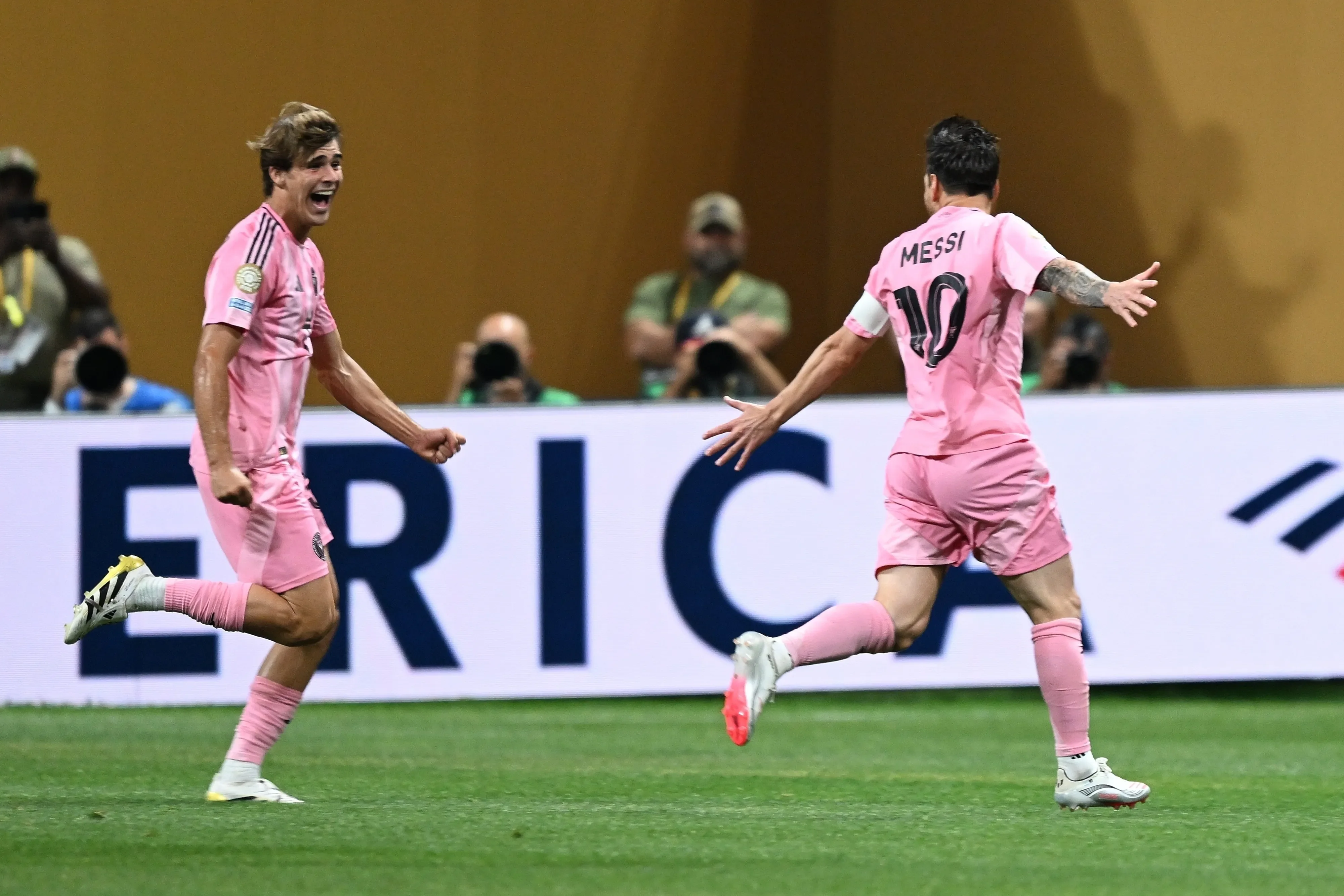 Messi fue figura ante Porto en la Jornada 2 del Mundial