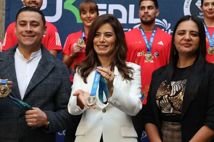 Verónica Delgadillo con la medalla conmemorativa