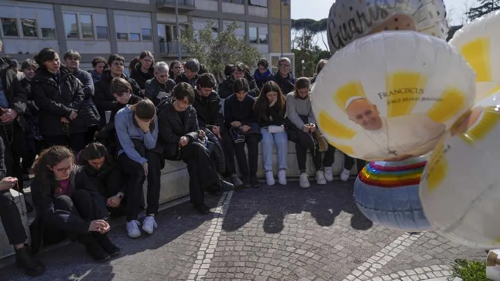 El mundo entero reza por la salud del Papa argentino/AP