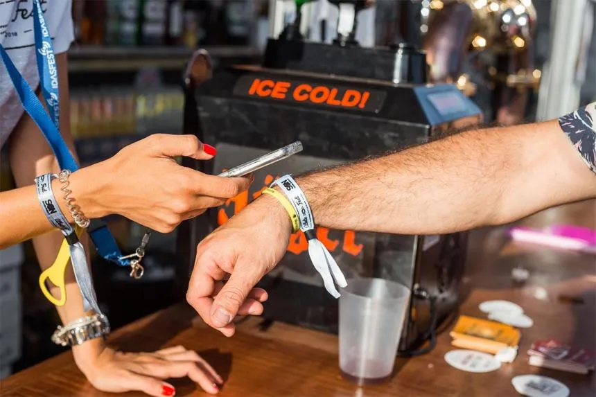 Las pulseras Cashless han sido reportadas por usuarios en festivales, ¿Dirán adiós? / Redes Sociales