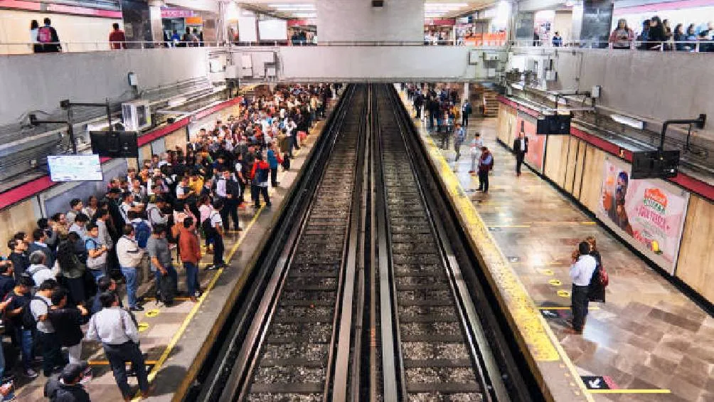 Policía Auxiliar y personal de Protección Civil del Sistema de Transporte Colectivo (STC) Metro ayudaron a una adolescente  a dar a luz en plena estación Deportivo 18 de Marzo/iStock