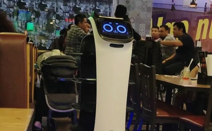 El robot lleva tu comida hasta tu mesa / Redes Sociales