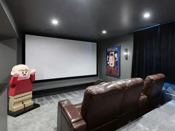 La mansión también cuenta con un cine privado