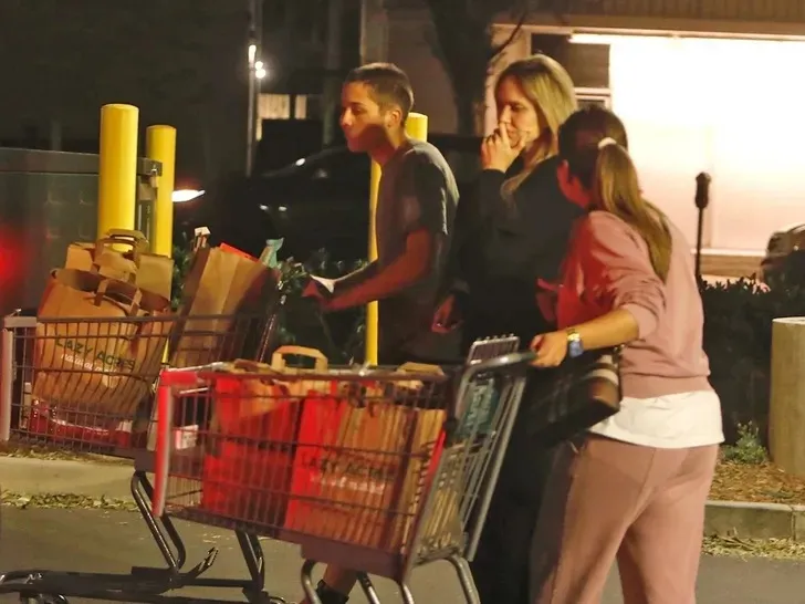 Angelina Jolie fue vista comprando suministros juntos a sus hijos