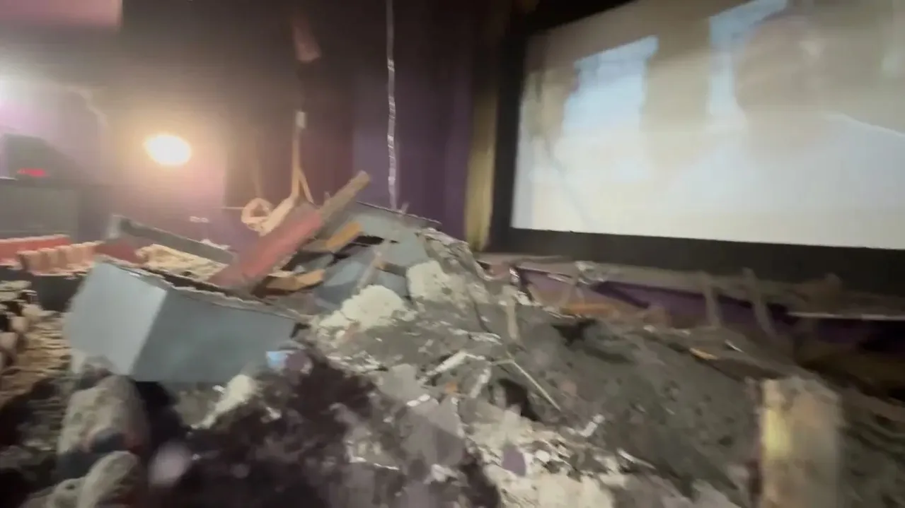 Derrumbe de un techo en las salas de cine / Redes Socailes