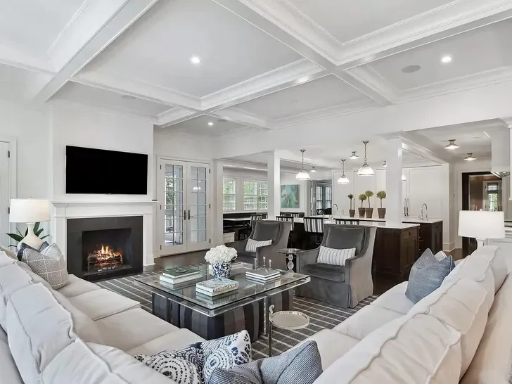 La mansión es amplia con habitaciones modernas